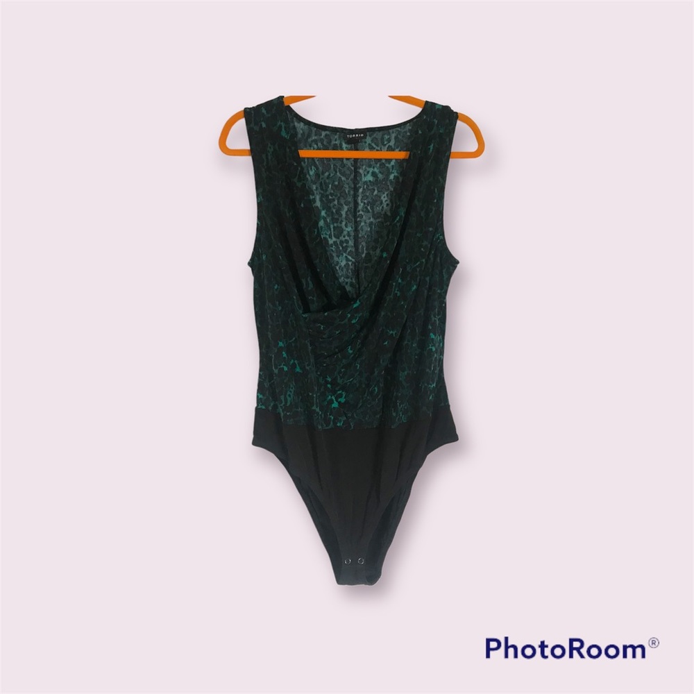 TORRID EMERALD GREEN LEOPARD PRINT STUDIO KNIT SURPLICE BODYSUIT